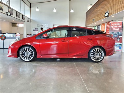 2016 Toyota Prius - Thumbnail