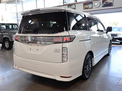 2016 Nissan Elgrand - Thumbnail