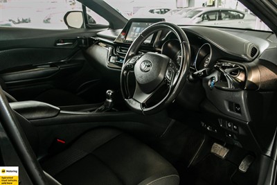 2017 Toyota C-HR - Thumbnail