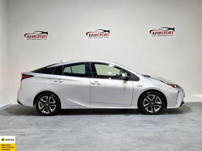2019 Toyota Prius - Thumbnail