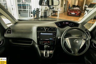 2015 Nissan Serena - Thumbnail