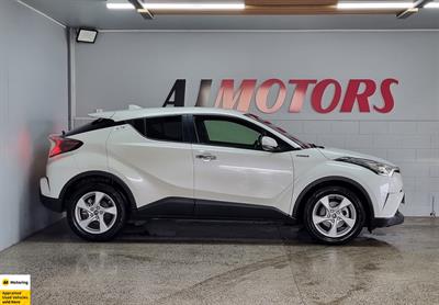 2017 Toyota C-HR - Thumbnail