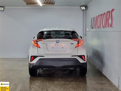 2017 Toyota C-HR - Thumbnail
