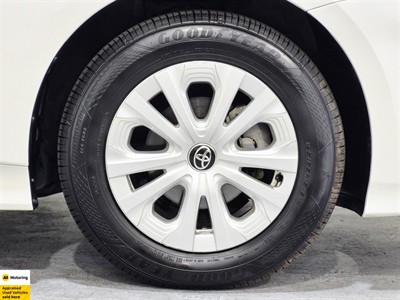 2019 Toyota Prius - Thumbnail