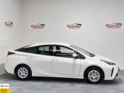 2019 Toyota Prius - Thumbnail