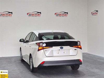 2019 Toyota Prius - Thumbnail
