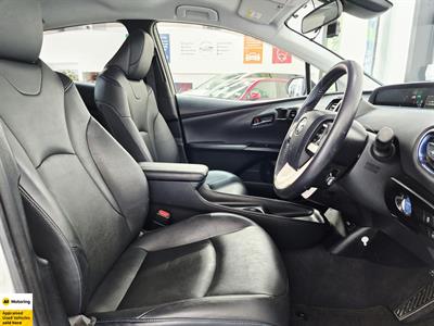 2017 Toyota Prius - Thumbnail