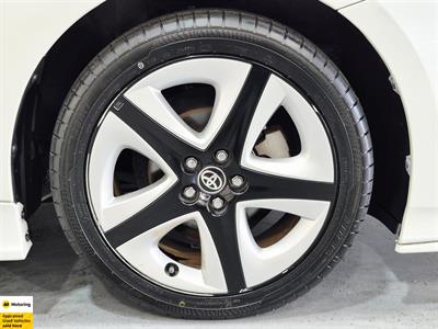 2017 Toyota Prius - Thumbnail