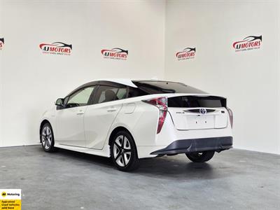 2017 Toyota Prius - Thumbnail