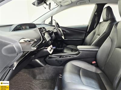 2017 Toyota Prius - Thumbnail