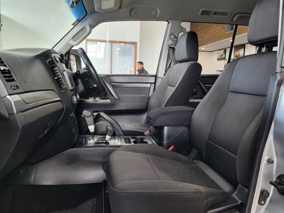 2011 Mitsubishi Pajero - Thumbnail