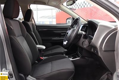 2022 Mitsubishi Outlander - Thumbnail