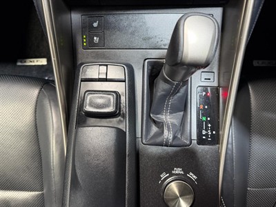 2016 Lexus IS 300h - Thumbnail