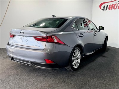 2016 Lexus IS 300h - Thumbnail