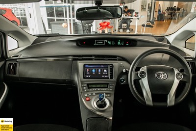 2015 Toyota Prius - Thumbnail