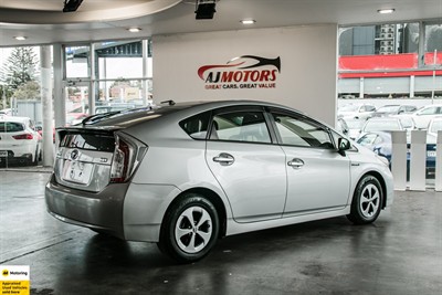 2015 Toyota Prius - Thumbnail