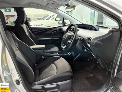 2017 Toyota Prius - Thumbnail