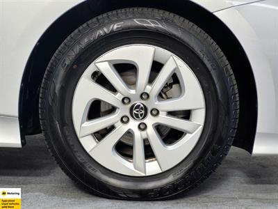 2017 Toyota Prius - Thumbnail