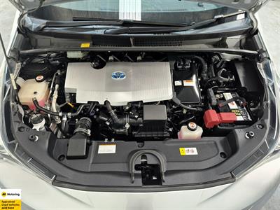 2017 Toyota Prius - Thumbnail