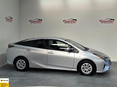 2017 Toyota Prius - Thumbnail