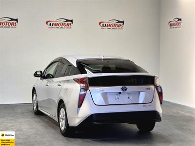 2017 Toyota Prius - Thumbnail