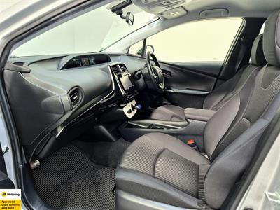 2017 Toyota Prius - Thumbnail