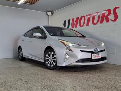 2016 Toyota Prius - Thumbnail