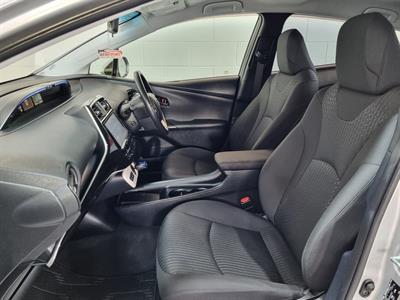 2016 Toyota Prius - Thumbnail