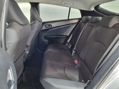 2016 Toyota Prius - Thumbnail