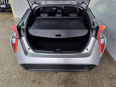 2016 Toyota Prius - Thumbnail