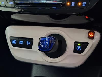 2016 Toyota Prius - Thumbnail