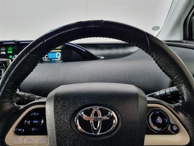 2016 Toyota Prius - Thumbnail