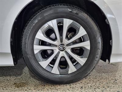 2016 Toyota Prius - Thumbnail