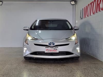 2016 Toyota Prius - Thumbnail