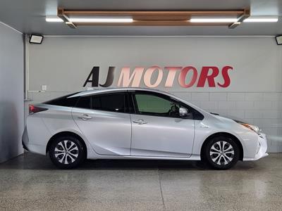 2016 Toyota Prius - Thumbnail