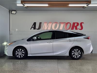 2016 Toyota Prius - Thumbnail