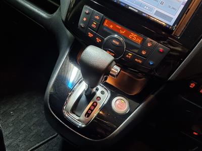 2015 Nissan Serena - Thumbnail