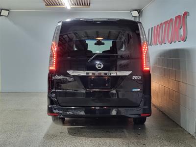 2015 Nissan Serena - Thumbnail