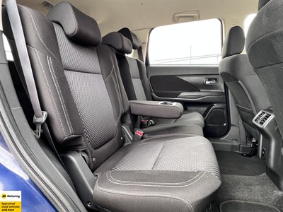 2022 Mitsubishi Outlander - Thumbnail