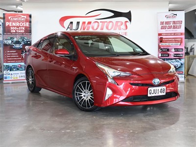 2016 Toyota Prius - Thumbnail