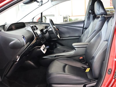 2016 Toyota Prius - Thumbnail