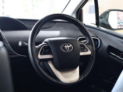 2016 Toyota Prius - Thumbnail