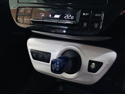 2016 Toyota Prius - Thumbnail