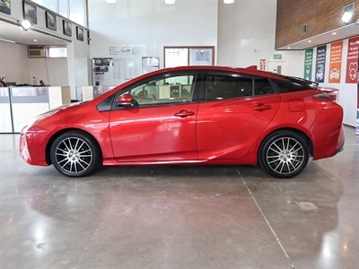 2016 Toyota Prius - Thumbnail