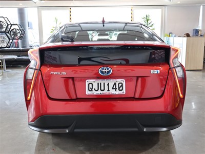 2016 Toyota Prius - Thumbnail