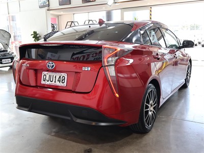 2016 Toyota Prius - Thumbnail