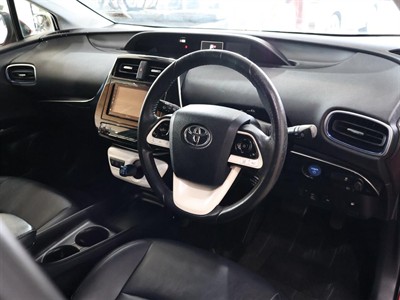 2016 Toyota Prius - Thumbnail