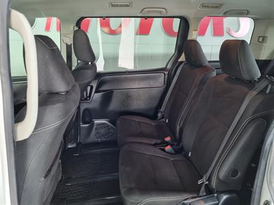 2015 Toyota Esquire - Thumbnail