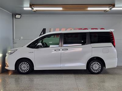 2015 Toyota Esquire - Thumbnail