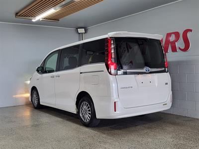 2015 Toyota Esquire - Thumbnail